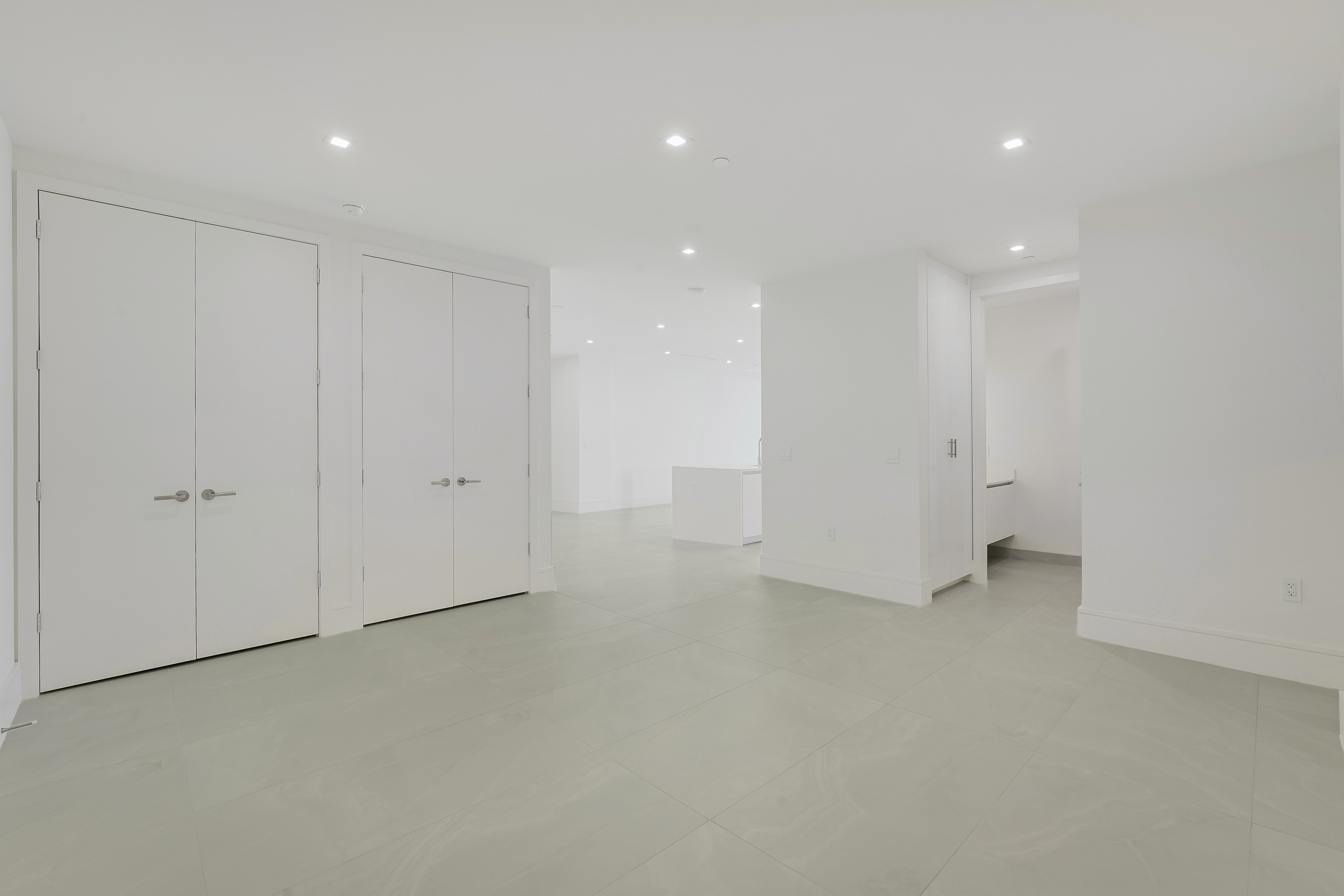 Flexible den and interior gallery space in Executive 704